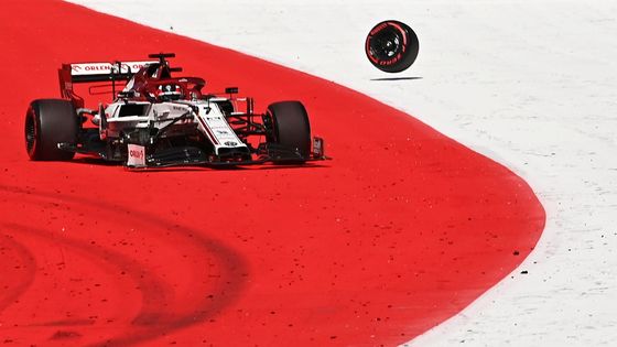 Jednota na startu, tvrdé boje na trati i toulavé kolo. Formule 1 je konečně zpátky