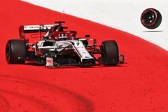 Havarovaná Alfa Romeo Kimiho Räikkönena v GP Rakouska F1 2020.