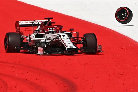 Havarovaná Alfa Romeo Kimiho Räikkönena v GP Rakouska F1 2020