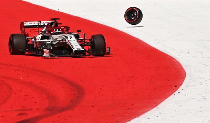 Havarovaná Alfa Romeo Kimiho Räikkönena v GP Rakouska F1 2020.