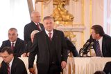 Přichází předseda vlády Mirek Topolánek a v pozadí prezidentský kandidát Václav Klaus.