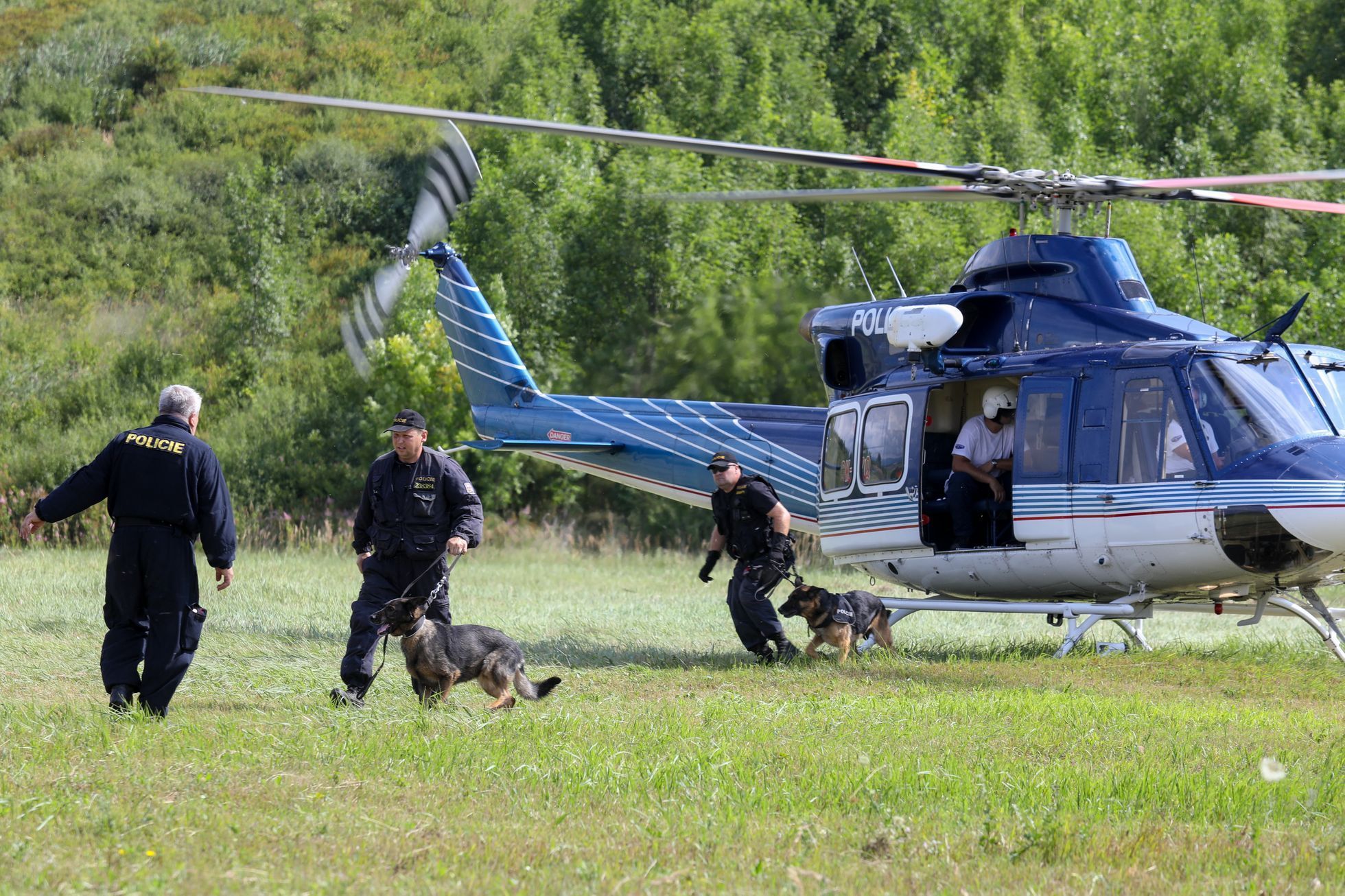 Policejní psi cvičili v Mostě přelety vrtulníkem.