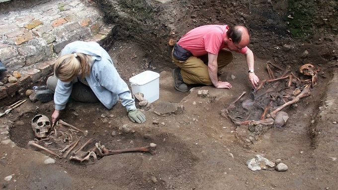 Archeologové u kosterních pozůstatků, které zřejmě patřily gladiátorům.