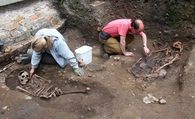 Archeologové u kosterních pozůstatků, které zřejmě patřily gladiátorům.