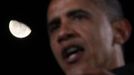 U.S. President Barack Obama is pictured alongside a partial moon during a night time outdoor election campaign rally in Aurora, Colorado, November 4, 2012. REUTERS/Jason Reed (UNITED STATES - Tags: POLITICS USA PRESIDENTIAL ELECTION ELECTIONS) Published: Lis. 5, 2012, 6:47 dop.