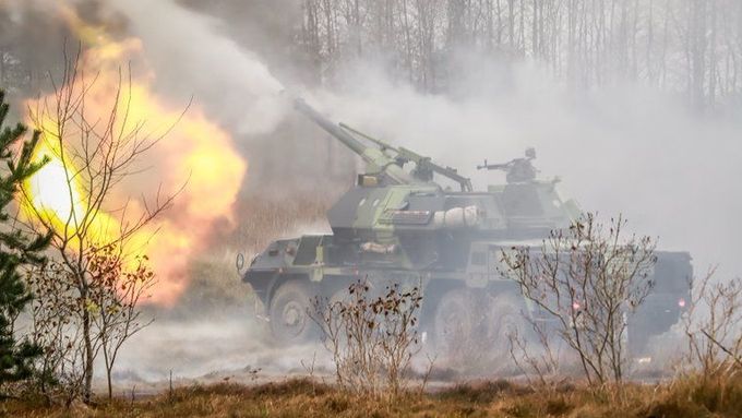 Čeští dělostřelci je stále potřebují, protože nové zbraně zatím ani neviděli. Desítky let staré houfnice Dana na podzim 2024 vyvezli i do Litvy.