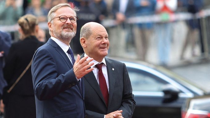 Pobavme se spolu ještě o plynu. Premiér Petr Fiala vítá německého kancléře Olafa Scholze na Pražském hradě jako jednoho z předních hostů neformálního summitu evropských lídrů.