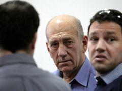 Ehud Olmert před soudem na starším snímku.