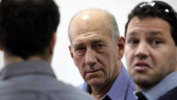 Ehud Olmert před soudem.