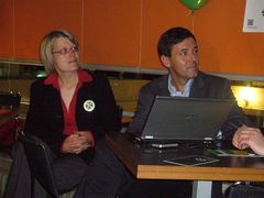 Lídři pražských organizací Strany zelených a SNK-ED Petra Kolínská a Jiří Witzany sledují průběžné výsledky voleb.