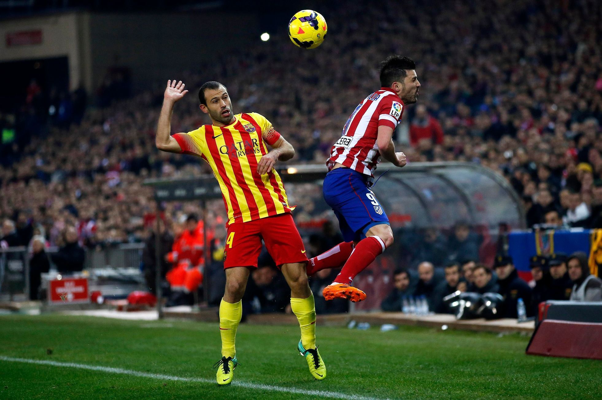 Atlético Madrid - Barcelona: David Villa  - Javier Mascherano (vlevo)