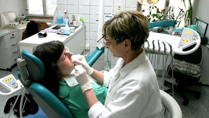 Mudr. Eva Sládková odstraňuje starou výplň zubu pacientky.