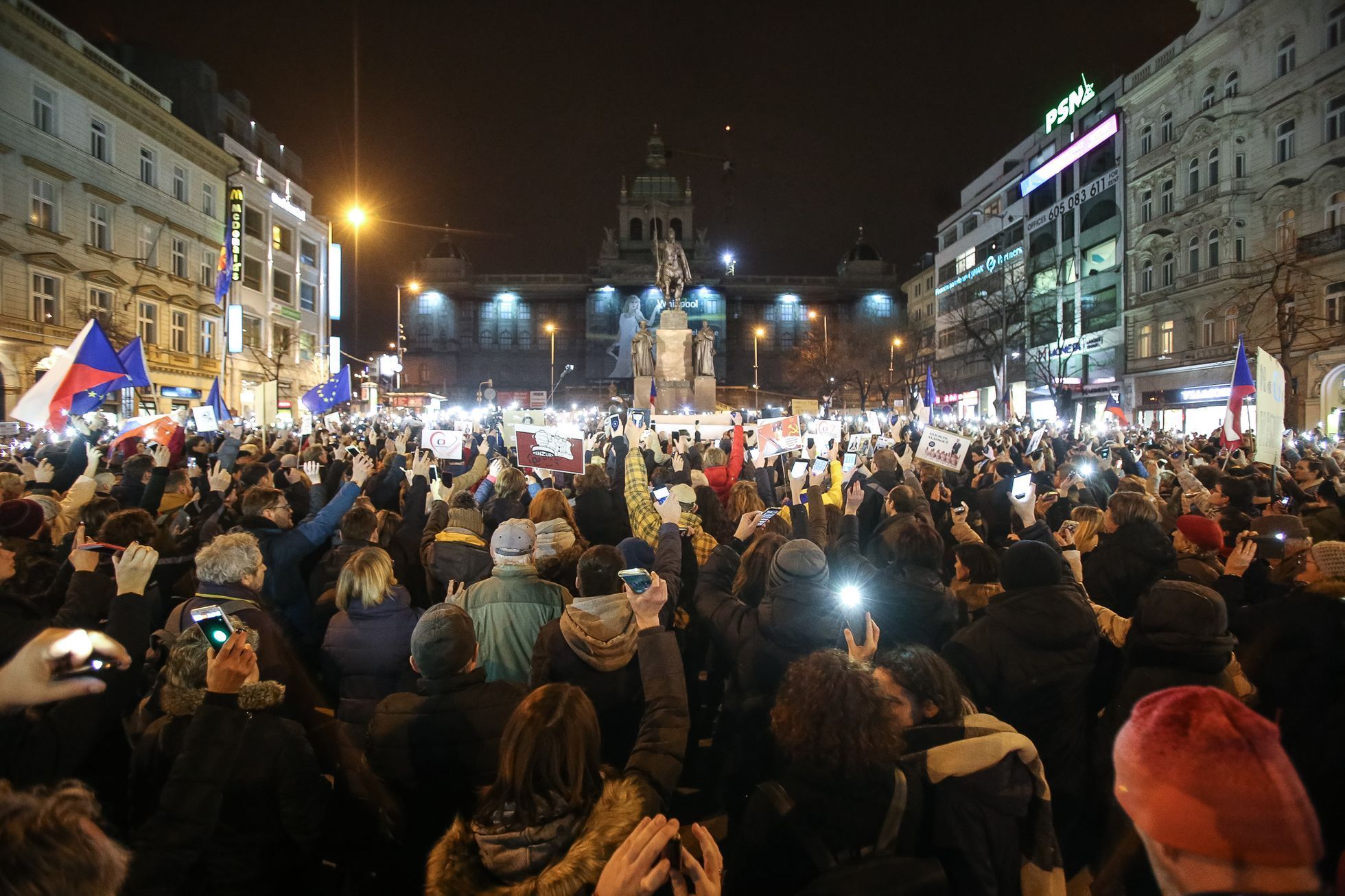 Oslava inaugurace Zemana a demonstrace za svobodná média na Václavském náměstí, Praha, 15.3.2018