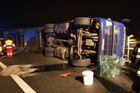 Nehoda kamionu uzavřela silnici 7 z Chomutova do Německa