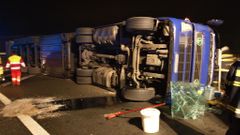 Nehoda kamionu na sjezdu z dálnice D11 u Chlumce nad Cidlinou