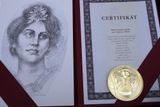 Certifikovaná medaile z ryzího zlata ponese motiv Emy Destinové z dvoutisícové bankovky. Její hodnota je však 600x vyšší.