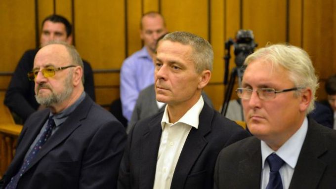 Rudolf Doucha, Pavel Kuta a Jan Škurek u soudu v říjnu 2015