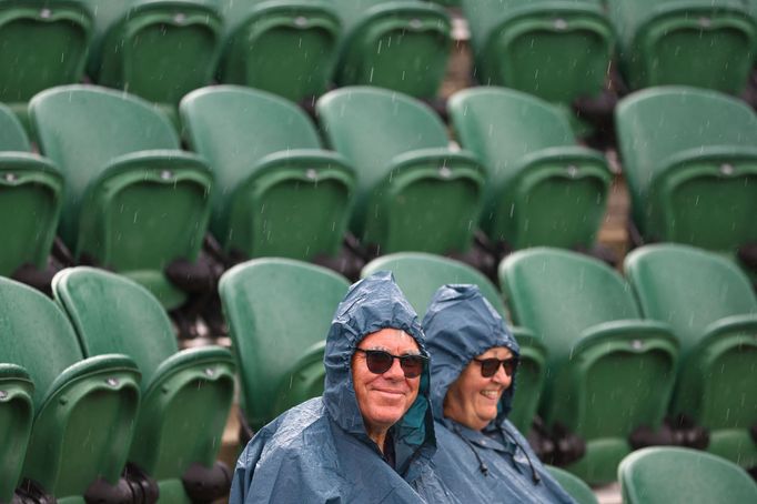 Hned první den letošního Wimbledonu narušil déšť