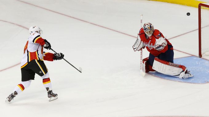 Zatímco gól Jiřího Hudlera ze samostatného nájezdu pomohl Calgary k výhře, Michal Neuvirth k výhře nad Montrealem Washingtonu nepomohl.