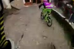 VIDEO Na kole střemhlav z hory
