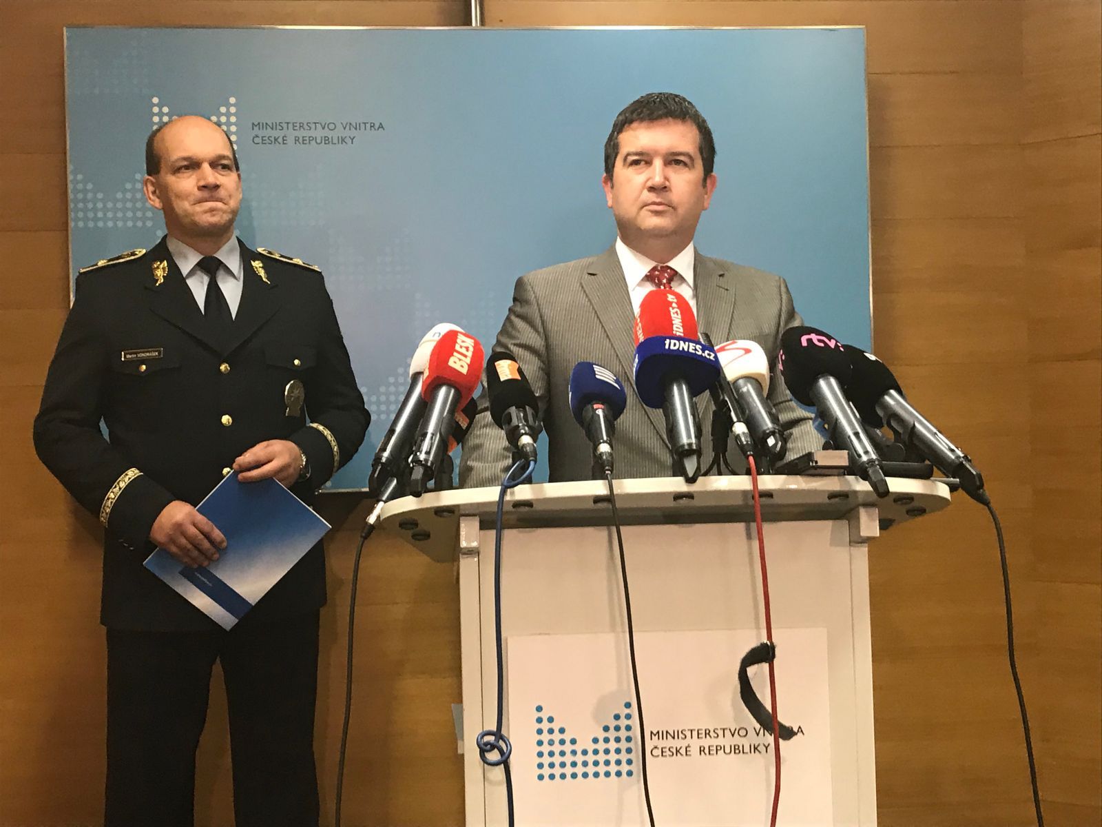 Ministr vnitra Jan Hamáček společně s prvním náměstkem policejního prezidenta Pavlem Vonáškem