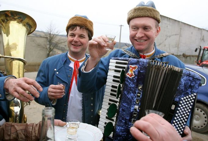 "Tož chlapi, vypijme si! Protože žádná rozumná ženská se přece s ožralým chlapem nehádá!"