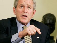 Administrativa George Bushe je rekordně neoblíbená, McCaina to může stát vítězství
