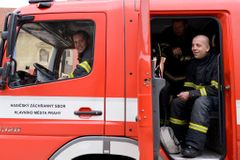 Břeclavští hasiči bojují s velkým požárem stohu slámy