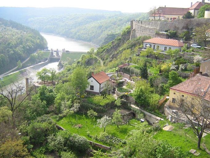 Přímo na město navazuje Národní park Podyjí