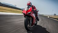 Ducati Panigale V4. Jde asi o nejdrsnější novinku letošního roku. Čtyřválcový supersport váží pouhých 174 kg, ale přesto jeho motor posílá na zadní kolo 214 koní. Vytáčet ho můžete až do 13000 otáček. K dispozici bude i speciál přímo na okruhové závodění nazvaný Speciale. Vyroben bude ale jen v počtu 1500 kusů.