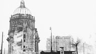 Ruina paláce v roce 1950. Tehdy už byl východní Berlín hlavním městem nově založené Německé demokratické republiky.