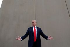 Trumpova pokořující porážka, kapitulace, komentují média konec shutdownu v USA