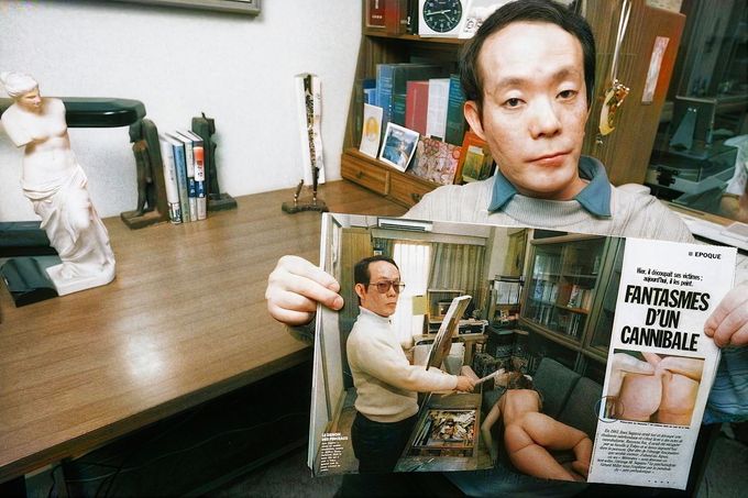 Issei Sagawa ve svém domě v Yokohamě drží časopis o své vraždě z roku 1981, 19. února 1992