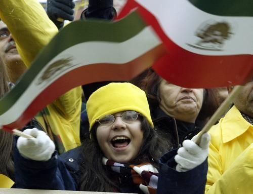 Demontranti protestující ve Vídni proti íránskému jadernému programu