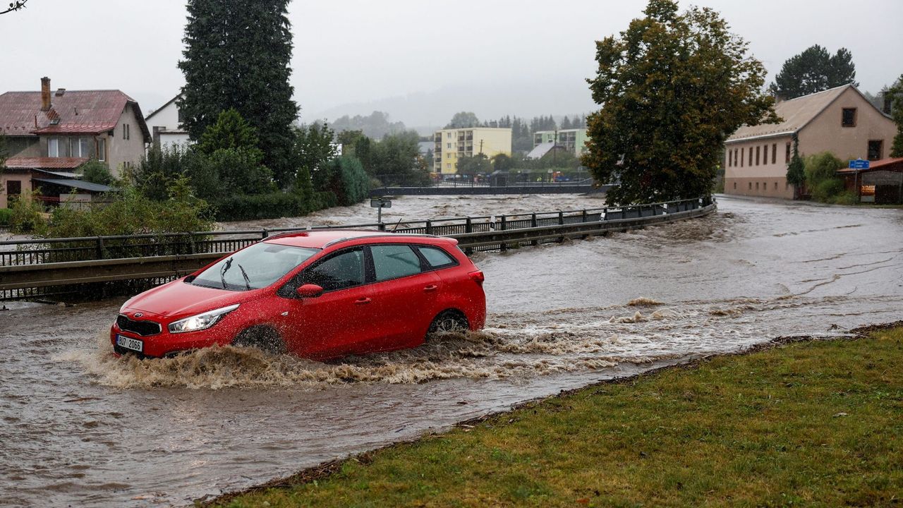 Našlo se auto, které spadlo do řeky na Jesenicku. Pasažéři v něm nebyli, pátrání trvá