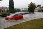 Našlo se auto, které spadlo do řeky na Jesenicku. Pasažéři v něm nebyli, pátrání trvá