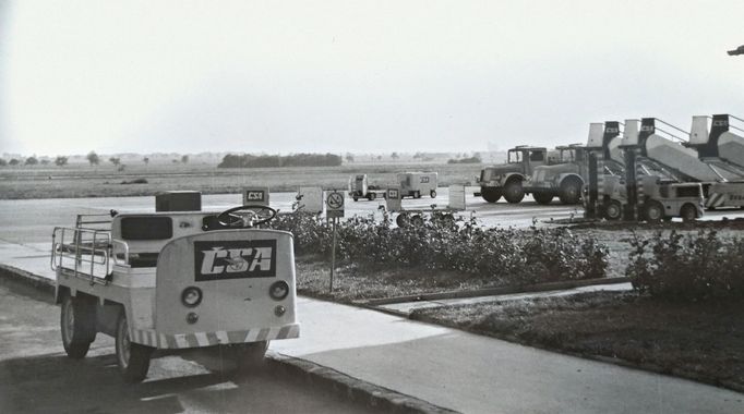 Servisní vozidla letiště. Archivní fotografie z historie letiště Brno - Tuřany. 70. léta