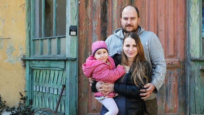 Petr a Petra Burianovi dva roky opravují mlýn v Hradčanech na Olomoucku. Teď v něm poskytují pomoc pro uprchlíky z Ukrajiny.