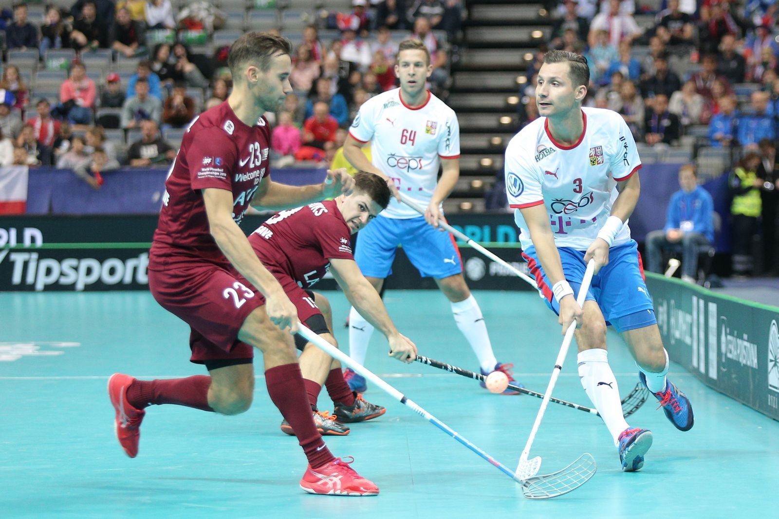 Andris Rajeckis a Daniel Šebek v zápase MS 2018 Česko - Lotyšsko
