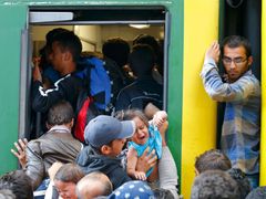 Uprchlíci ve vlaku a na vlaku.