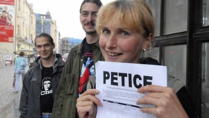 Komunistická poslankyně Kateřina Konečná proti základně sbírá podpisy na petici.