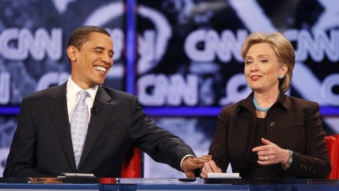 Obama a Clintonová při jedné z televizních debat