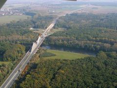 Most na 93. kilometru, kde dálnice vede přes Labe a nad křižovatkou na Libici nad Cidlinou.
