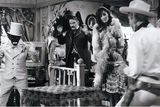 Květa Fialová v jedné ze svých nejslavnějších rolí Tornado Lou ve filmu Limonádový Joe aneb Koňská opera Oldřicha Lipského z roku 1964. Hlas jí při zpěvu propůjčila Yvetta Simonová.