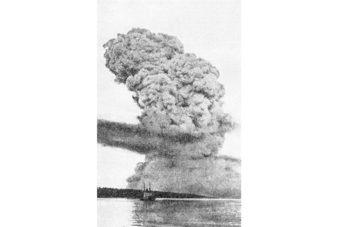 Oblak po výbuchu v Halifaxu, 6. 12. 1917. Pyrokumulus vznikl prudkým ohřevem a kondenzací kouře a vlhkosti nad přístavem.