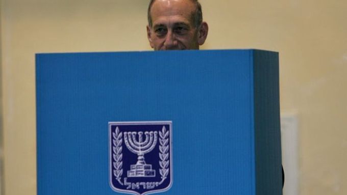 Ehud Olmert při vhazování lístku.