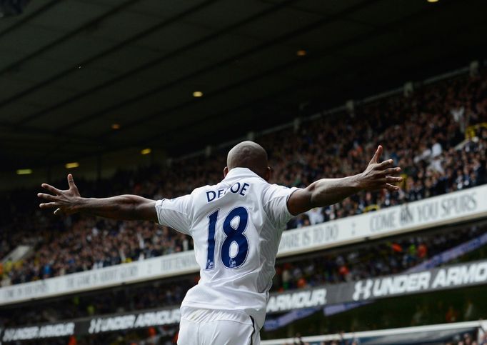 Fotbalista Tottenhamu Jermain Defoe slaví svůj gól v utkání anglické Premier League 2012/13 proti Chelsea.