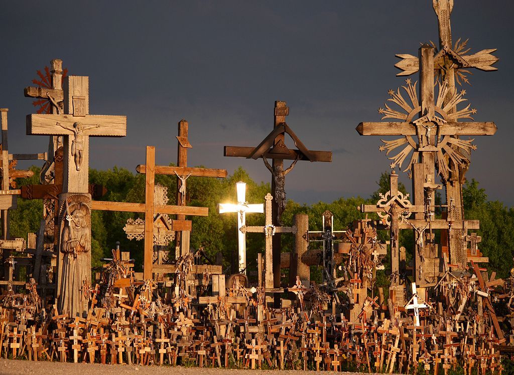 Fotogalerie: Obrazový div světa: V Litvě mají malý pahorek posetý desetitisíci kříži