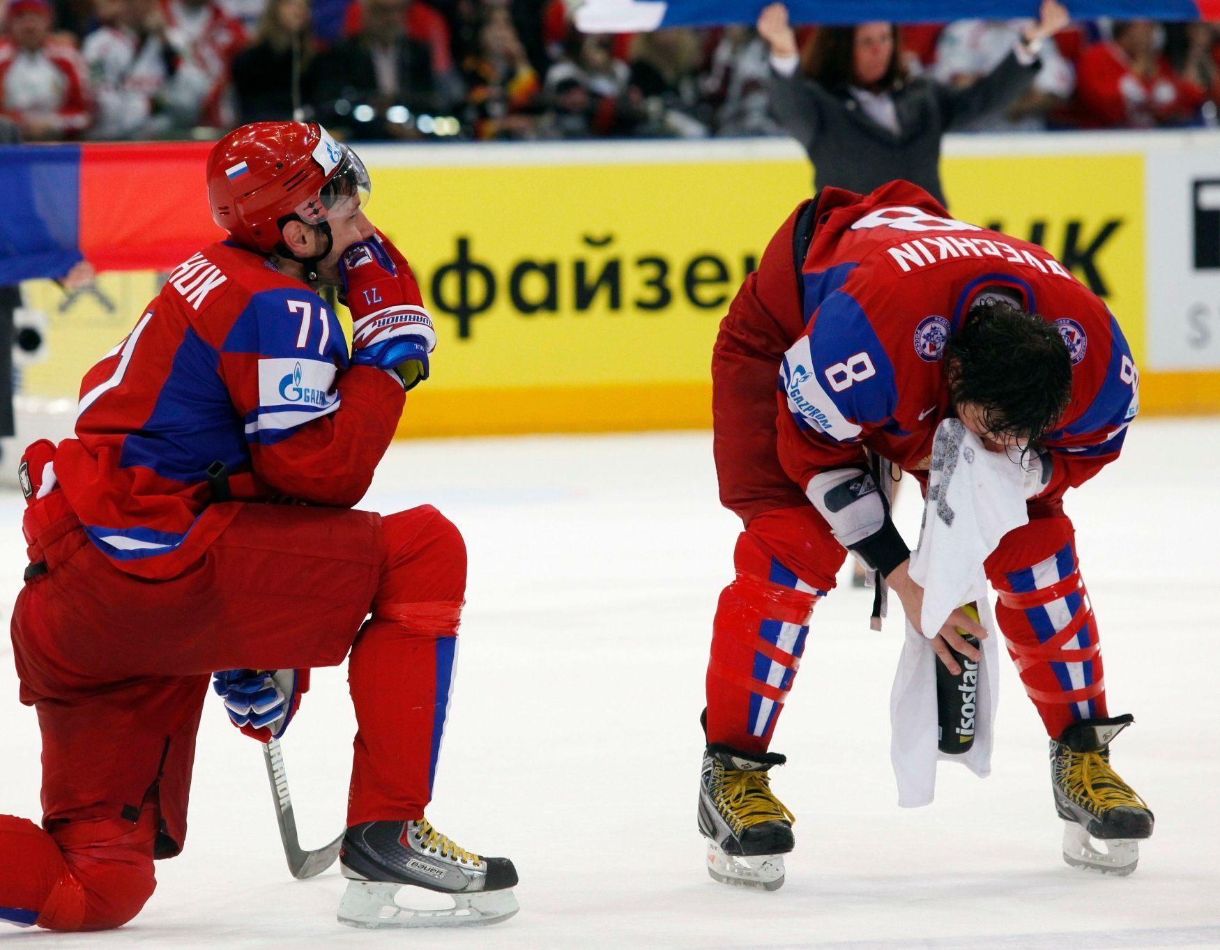 Finále MS 2010 v hokeji, Česko - Rusko: Zklamaní Ilja Kovalčuk (vlevo) a Alexandr Ovečkin