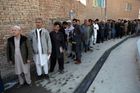 Volby v Afghánistánu provází chaos, protáhnou se do neděle. Kábul ochromily exploze